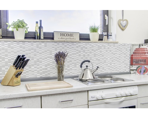 Kuchynská scéna so sporákom, drezom, nožmi, doskou na krájanie a dekoráciami