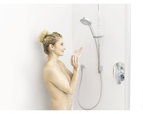 Žena v sprche so sprchovou hlavicou a batériou