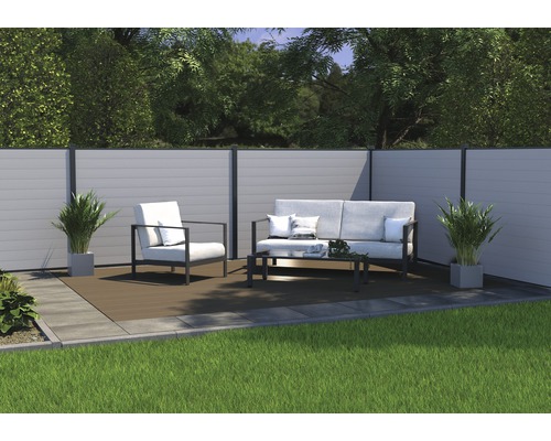 Záhradná scéna so zástenou na ochranu súkromia, posedením a rastlinami