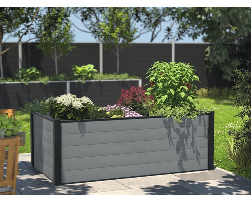 Plastový vyvýšený záhon s rastlinami v záhrade.