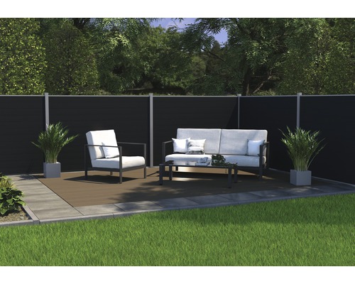 Záhradná scéna so zástenou, posedením a rastlinami