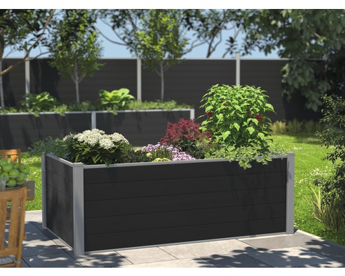 Plastový vyvýšený záhon s rôznymi rastlinami v záhrade