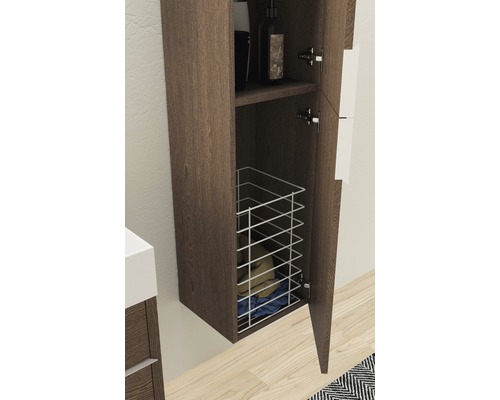 Otvorená vysoká kúpeľňová skrinka s košom na bielizeň a policou