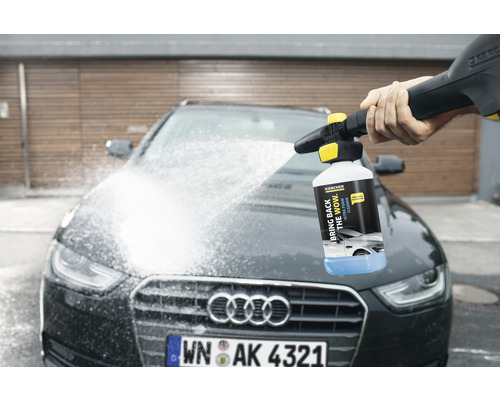 Automobil je čistený penovým postrekovačom Kärcher a čistiacim prostriedkom.