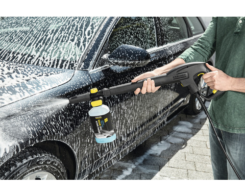 Osoba čistí auto pomocou vysokotlakového čističa Kärcher a čistiaceho prostriedku.