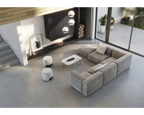 Moderná obývacia izba s modulárnou pohovkou, konferenčným stolíkom a krbom.