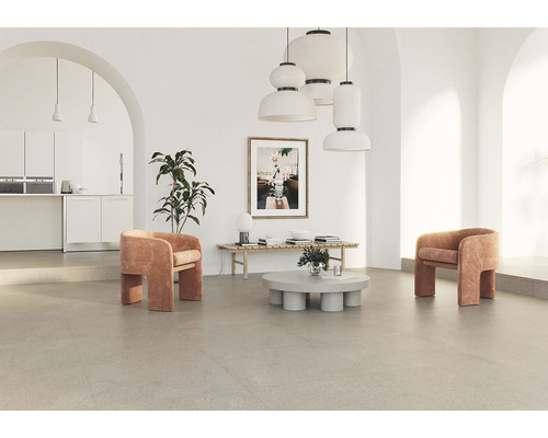 Svetlá obývacia izba s dvoma kreslami, konferenčným stolíkom, lavicou a závesnými svietidlami