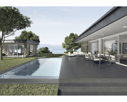 Terasa s dlaždicami, bazénom a záhradným nábytkom pred moderným domom