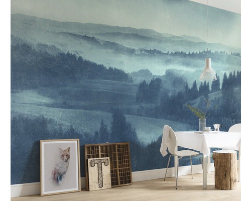 Obývacia izba s fototapetou horskej krajiny, jedálenským stolom a dekoráciou