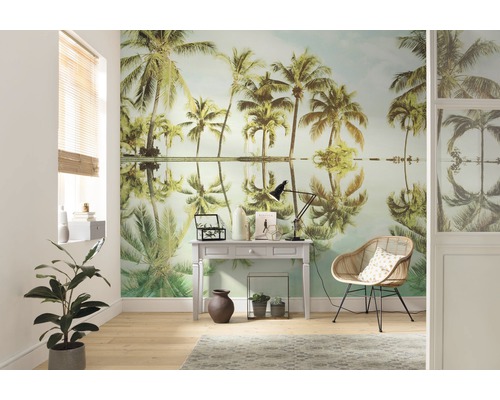 Obývacia izba s fototapetou s motívom paliem, písacím stolom a stoličkou
