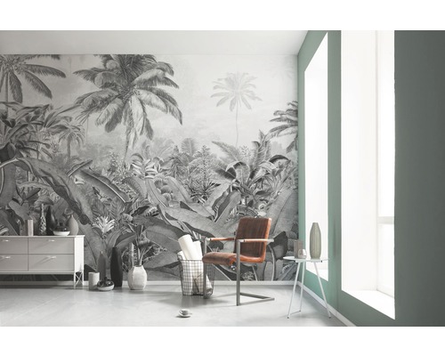 Obývacia izba s fototapetou s motívom džungle, komoda, stolička a dekorácia