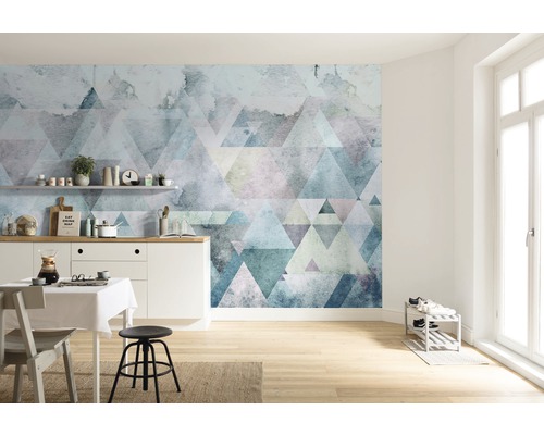 Svetlá miestnosť s kuchynským stolom a geometrickou tapetou s trojuholníkmi