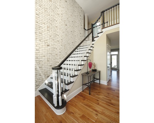 Schodisko s dreveným schodiskom a dekoratívnou tehlovou stenou