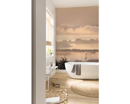 Moderná kúpeľňa s voľne stojacou vaňou, vzorovanou tapetou a drevenou podlahou.