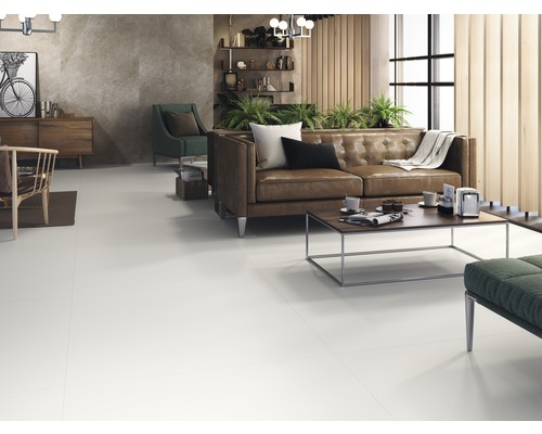 Obývacia izba s hnedou koženou sedačkou, konferenčným stolíkom a svetlou podlahou