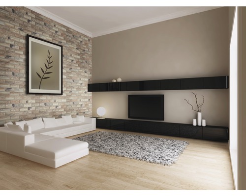 Obývacia izba s tehlovou stenou, bielou pohovkou, čiernou televíznou skrinkou a kobercom