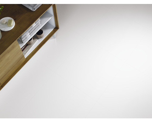 Svetlá miestnosť s bielou dlažbou a drevenou spodnou skrinkou