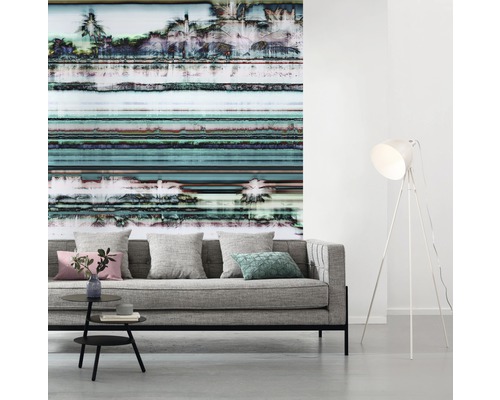 Obývacia izba s modernou pohovkou, stojacou lampou a fototapetou s motívom paliem