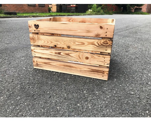 Drevená debna s lamelovou štruktúrou