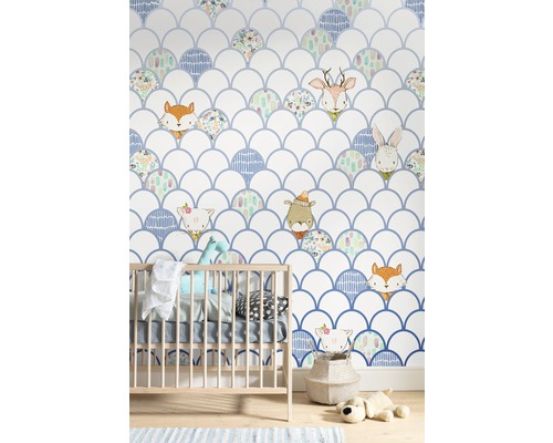 Detská izba s detskou postieľkou a tapetou s motívmi zvierat