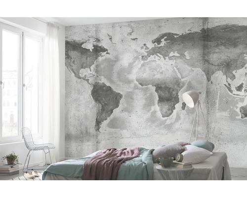 Spálňa s fototapetou mapy sveta, posteľou a lampou
