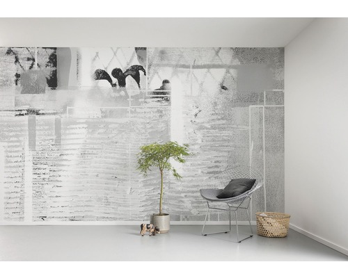 Svetlá miestnosť s tapetou so vzorom, stoličkou, rastlinou a dekoráciou