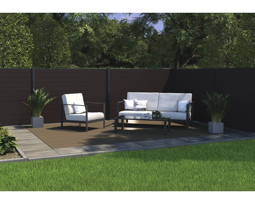 Záhrada s plotom pre súkromie, posedením a rastlinami