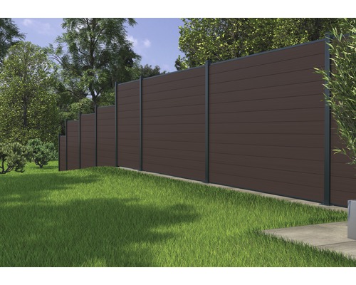 Pohľad do záhrady s dreveným plotom pre súkromie