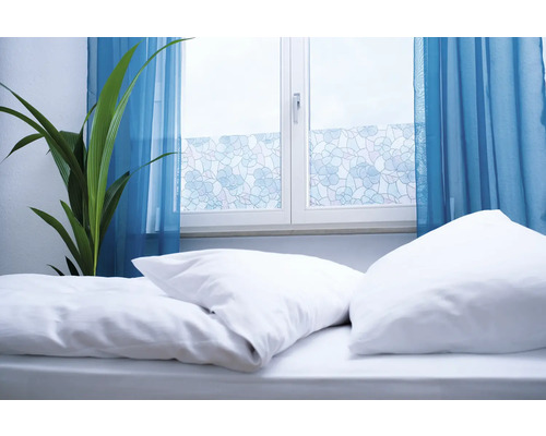 Spálňa s okennou fóliou, závesmi a izbovou rastlinou