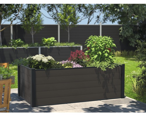 Štvorcový vyvýšený záhon z drevoplastu v záhrade s rastlinami