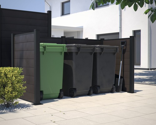 Kontajnerový box s tromi smetnými nádobami a lopatou v záhrade