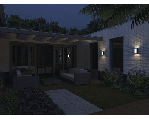 Exteriér so záhradným nábytkom, rastlinami a fasádnym osvetlením