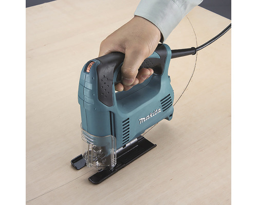 Priamočiara píla Makita v prevádzke na drevenom povrchu