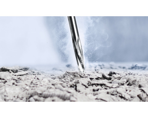 Detail záberu dláta prenikajúceho do kameňa