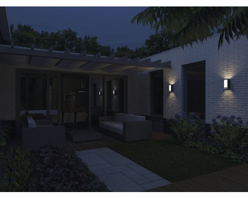 Osvetlená terasa so záhradným nábytkom a vonkajším osvetlením