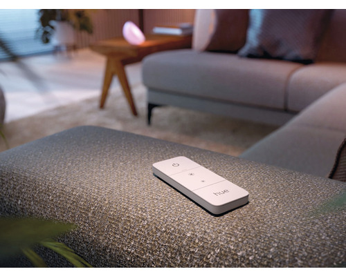 Diaľkové ovládanie Philips Hue na stoličke v obývacej izbe