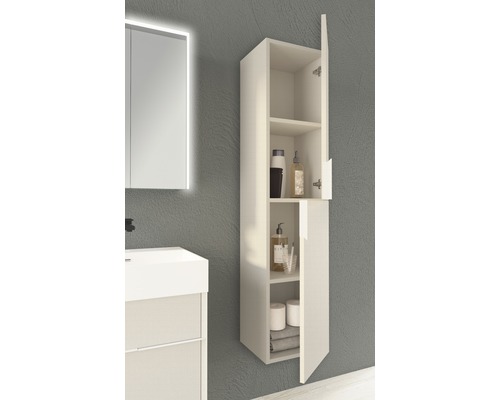 Kúpeľňa s umývadlovou skrinkou, zrkadlovou skrinkou a otvorenou vysokou skrinkou na uskladnenie