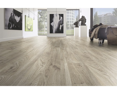 Svetlá laminátová podlaha v moderne zariadenej izbe.