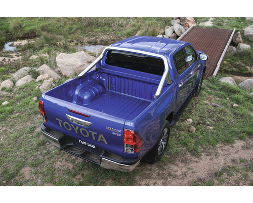 Modrý pick-up Toyota Hilux v nerovnom teréne