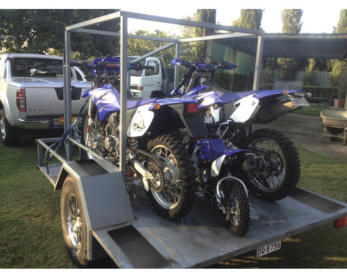Motocyklový príves naložený dvoma motokrosovými motocyklami