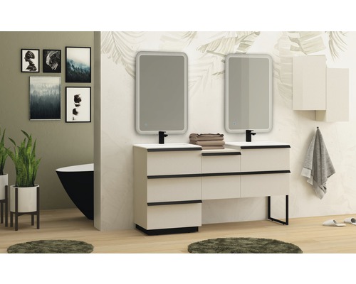 Kúpeľňa s dvojitým umývadlom, osvetlenými zrkadlami a dekoratívnymi prvkami