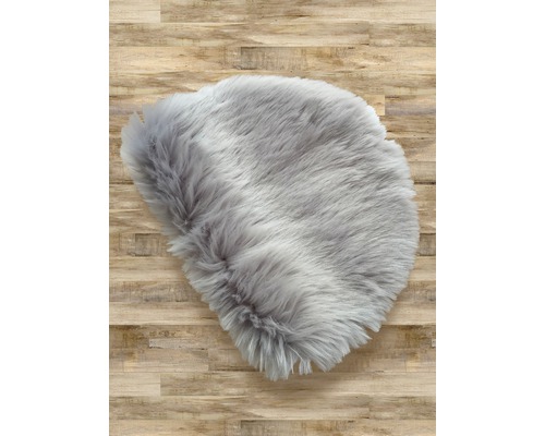 Sivá imitácia zvieracej kožešiny na drevenej podlahe