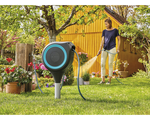 Box na hadicu Gardena so ženou zalievajúcou v záhrade