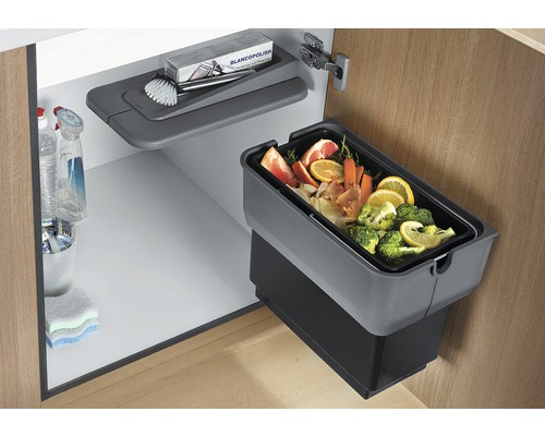 Kuchynská skrinka s odpadkovým košom, čistiacimi prostriedkami a čistiacou kefou