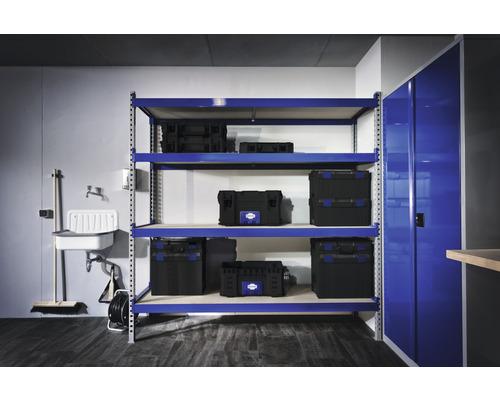 Regálový systém s úložnými boxami a umývadlom v sklade