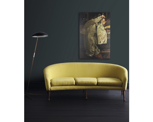Žltá pohovka s tromi sedadlami, stojaca lampa a obraz na stene.