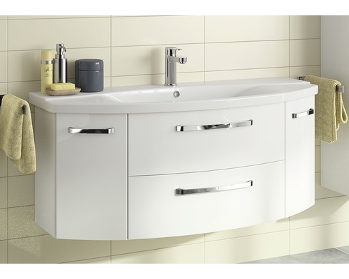 Biela umývadlová skrinka s umývadlom a batériou v kúpeľni