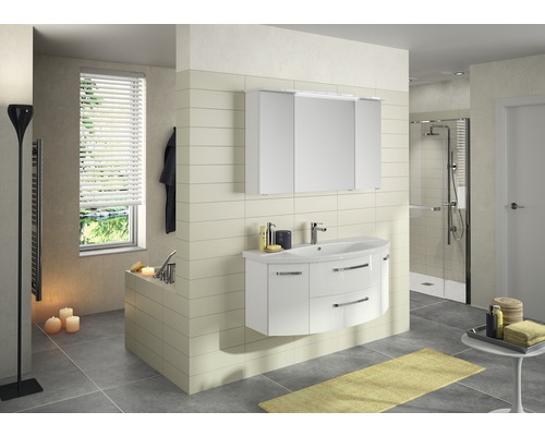 Kúpeľňa s umývadlom, zrkadlovou skrinkou a sprchou