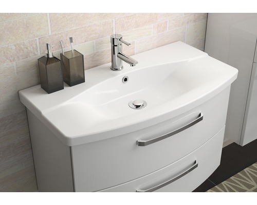 Umývadlo so skrinkou, vodovodnou batériou, dávkovačom mydla a pohárom na zubné kefky do kúpeľne