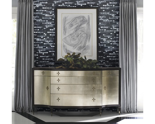 Dekoratívna komoda pred mozaikovou stenou so závesmi